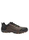 Zapatilla café para hombre, ideal para exteriores. Combina con jeans o ropa deportiva para un look casual.