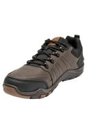 Zapatilla estilo outdoor en color café para hombre, con líneas laterales que aportan dinamismo y modernidad al diseño.
