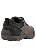 Zapatilla deportiva café para hombre con acolchado en el tobillo, ofreciendo soporte y comodidad en terrenos irregulares.