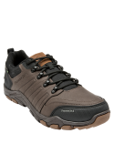 Zapatilla café para hombre de estilo outdoor, con diseño robusto y funcional, ideal para actividades al aire libre.