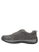 Calzado masculino gris, cuero y textil, estilo juvenil y vibrante.
