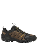 Zapatilla café para hombre, estilo outdoor, cuero y textil, ideal para actividades al aire libre, caña baja.