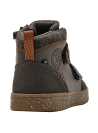Calzado gris casual para niño, botín versátil con diseño cómodo y funcional para exploraciones diarias.