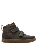 Botín gris casual de niño, ideal para aventuras urbanas, con taco plano y punta redonda.