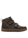 Botín gris casual de niño, ideal para aventuras urbanas, con taco plano y punta redonda.