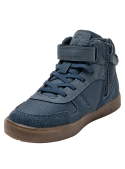 Botín azul para niño, cierre de cordones y tira de velcro, combina con jeans o shorts para un look desenfadado.