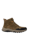Calzado outdoor de cuero café para hombre, con cordones gruesos y pasadores metálicos para un ajuste seguro.