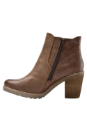 Calzado de cuero café con tacón ancho y costuras al frente, perfecto para combinar con jeans o faldas midi.