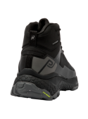Calzado negro outdoor de mujer, combinable con leggings y parkas, con suela de tracción para deportes.