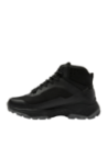 Bota negra trail running para mujer, práctica y resistente, sin detalles decorativos, ideal para climas fríos.