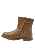 Calzado infantil en color camel con hebilla ajustable y bordado floral, ideal para un look relajado y chic.