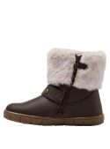 Bota infantil en color café, decorada con correa y tachuelas metálicas, ideal para un look casual chic.