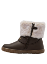 Bota infantil en color café, decorada con correa y tachuelas metálicas, ideal para un look casual chic.