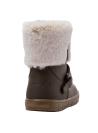 Bota café para niña de estilo casual, con material textil/EVA y detalle superior de imitación de piel tipo borrego.