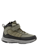 Calzado infantil color oliva con diseño aventurero, ideal para el uso diario en otoño e invierno.