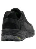 Zapatilla negra de trail running para mujer con suela de relieves que ofrece tracción en terrenos irregulares.