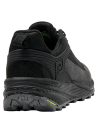 Zapatilla negra de trail running para mujer con suela de relieves que ofrece tracción en terrenos irregulares.