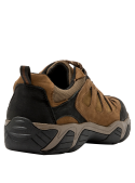 Zapato de hombre color café, estilo outdoor, ideal para trekking, fabricado en 85% cuero con diseño robusto y deportivo.