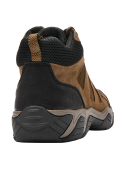 Botín café de cuero para hombre, estilo outdoor, con cordones gruesos y pasadores metálicos, ideal para trekking.