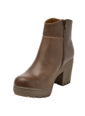 Botín marrón de cuero para mujer, ideal con jeans ajustados o vestidos, con correa y hebilla destacada.