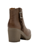 Botín casual de cuero marrón para mujer con diseño minimalista y detalle decorativo de correa con hebilla metálica.