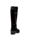 Bota negra de mujer con diseño de corte alto y correas decorativas, ideal para un look urbano y sofisticado.