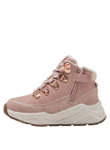 Botín resistente de cuero rosado para niña, ideal para aventuras urbanas.