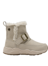 Bota beige para niña con estilo utilitario, destacando el borde de pelo y hebilla, perfecta para el invierno.
