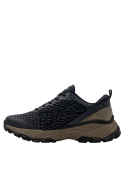zapatilla de hombre azul marino con suela de buena tracción, adecuada para paseos urbanos y actividades al aire libre.