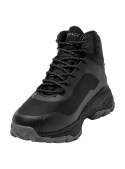 Calzado trail running masculino, ideal para caminatas y días lluviosos, diseño técnico con nombres grabados en la suela.