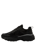 Calzado negro femenino de estilo trail running, con lengüeta reforzada y diseño urbano, ideal para uso diario.