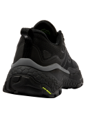 Zapatilla de mujer negra para trail running, con líneas geométricas y cordones integrados, adecuada para salidas informales.