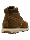 Calzado estilo bota de montaña, suela antideslizante y diseño funcional, combina con jeans y chaquetas resistentes.