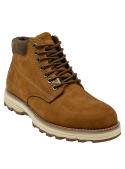 Botín camel de cuero gamuzado, estilo utilitario, suela con patrón de tracción, perfecto para un look urbano y práctico.