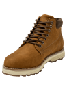 Botín camel casual para hombre, ideal para terrenos irregulares, con diseño funcional y costuras prominentes.