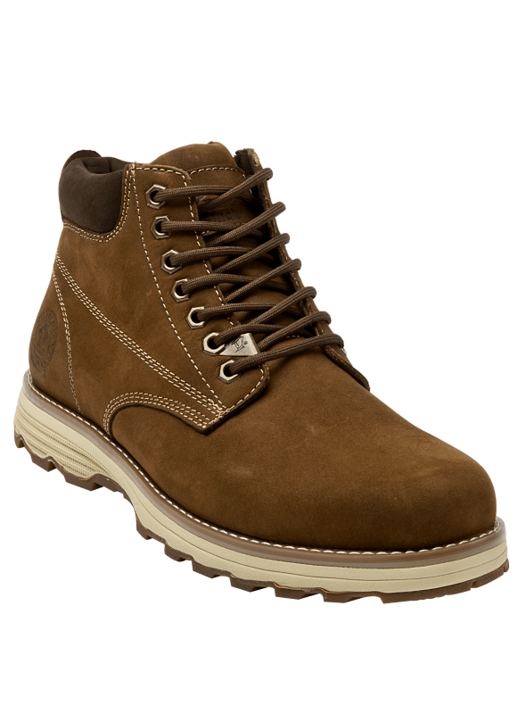 Botín de cuero gamuzado café, sistema de amarre con pasadores metálicos, ideal para un look urbano y práctico.