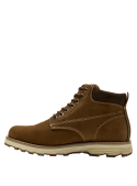 Botín casual café para hombre en cuero gamuzado, con detalles de costura artesanal y acolchado para comodidad.