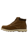Botín casual café para hombre en cuero gamuzado, con detalles de costura artesanal y acolchado para comodidad.