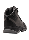 Botín outdoor urbano gris para hombre, con paneles superpuestos y líneas angulares, combina funcionalidad y estilo.