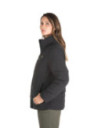 Parka negra para mujer, con bolsillos exteriores, ideal para salir en días fríos.
