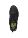 Calzado negro masculino de trail running, suela robusta y patrón de tracción para terrenos irregulares.