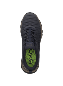 zapatilla azul marino para hombre con patrón geométrico y nombre de la marca en formato prominente, estilo athleisure.