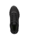 Botín masculino negro, suela gruesa y dentada para tracción en terrenos variados, estilo trail running.
