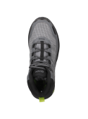 Calzado deportivo gris para mujer, con suela robusta, ideal para senderismo y actividades al aire libre.