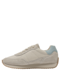 Zapatilla blanca de mujer, combinando cuero y textil, perfecta para aventuras urbanas.