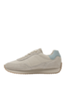 Zapatilla blanca de mujer, combinando cuero y textil, perfecta para aventuras urbanas.