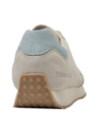 Calzado casual blanco de mujer con diseño versátil en cuero y textil para un estilo dinámico.