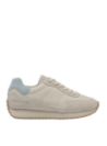 Zapatilla de cuero blanco con taco plano de 2 cm y caña de 7 cm para uso urbano.