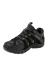 Calzado outdoor negro para hombre, diseño duradero con suela que ofrece gran seguridad en cada paso.