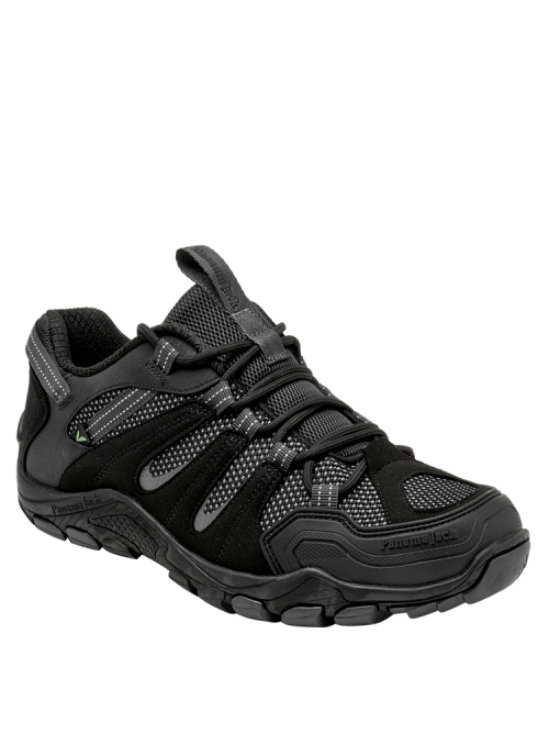 Zapatilla negra de cuero y mesh para hombre, ideal para actividades outdoor con diseño moderno y resistente.